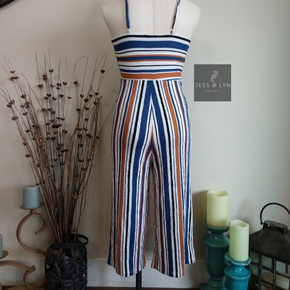 🆕 Striped Jumpsuit w/Keyhole Detail - Picture 13 of 17